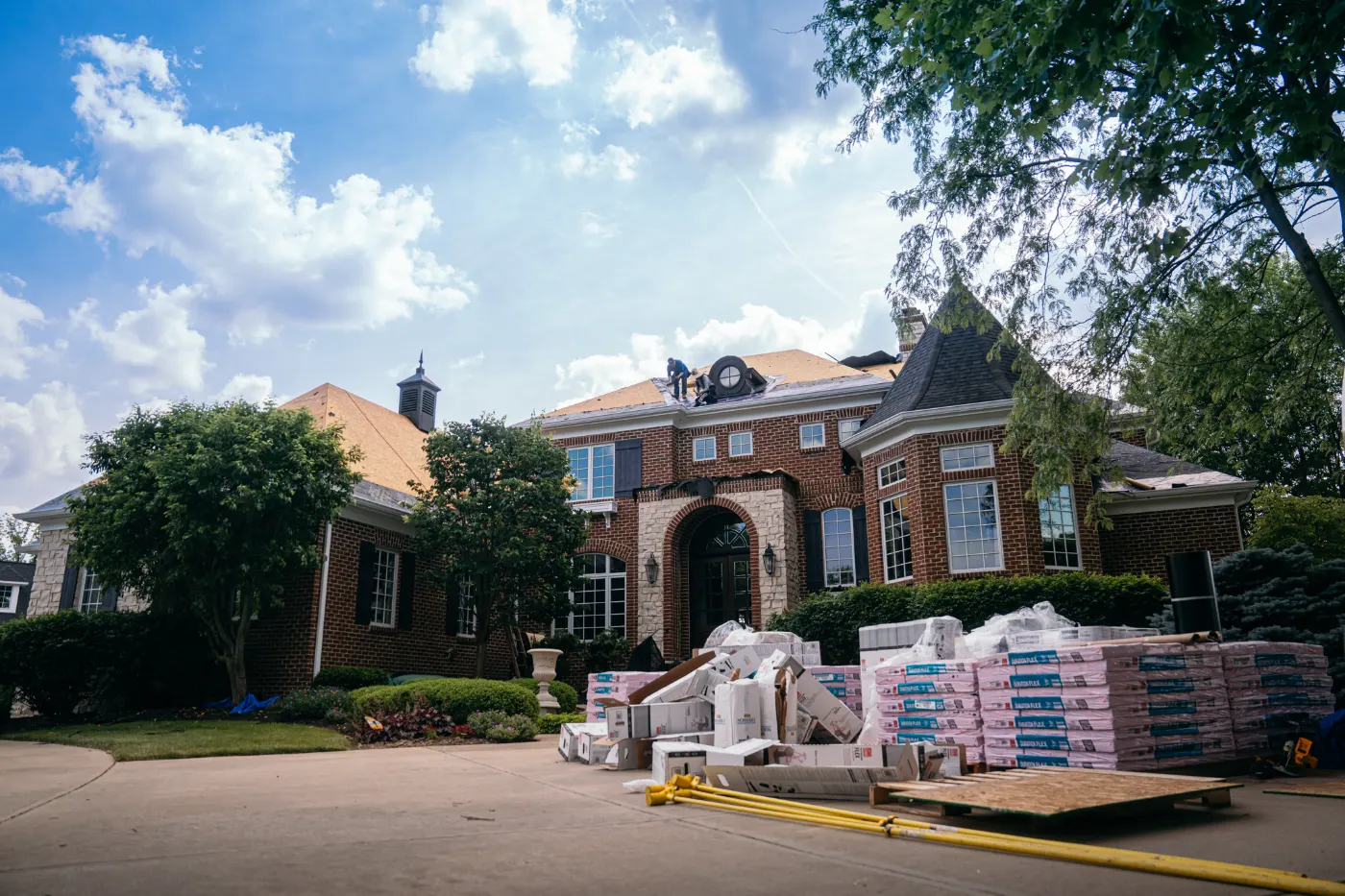 Manufacturer-certified shingle installation in Willow Pointe